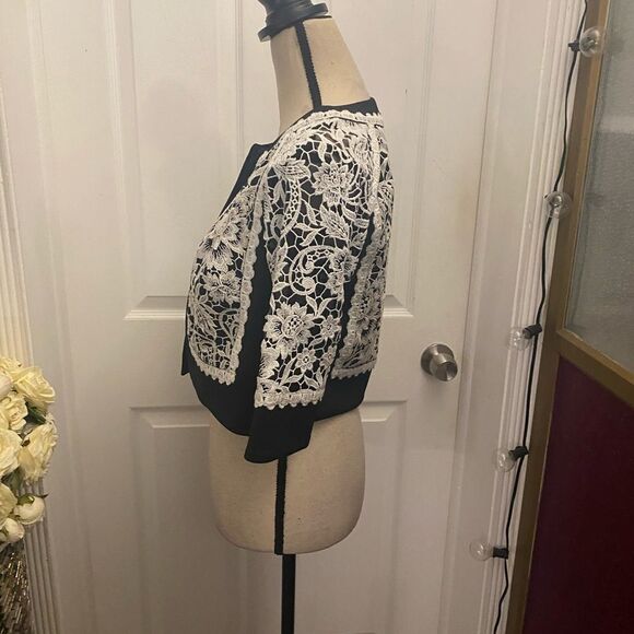 Tadashi Shoji lace/ mesh cropped blazer, size 2 - Picture 9 of 16